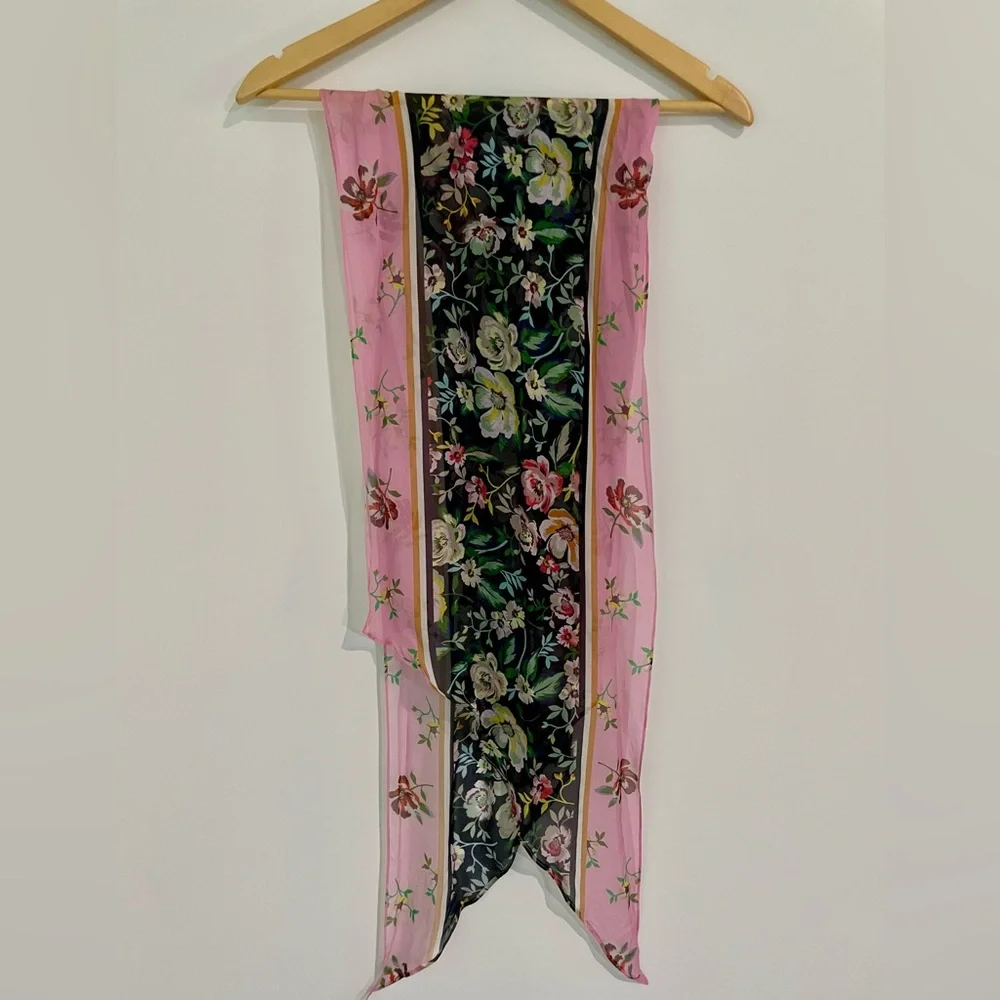 🎉⬇️ cabi Flaunt Scarf #5581 - Picture 4 of 7